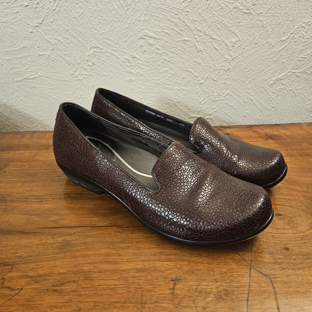 Dansko Olivia Pebbled Leather Slip On Loafer Shoes Size 39/8.5 Brown‎ Red